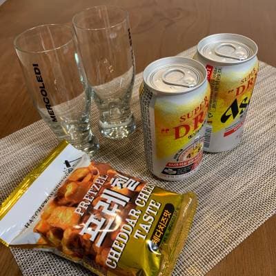 Asahi_Beer_tabel {caption: 아사히 생맥주 한 잔}