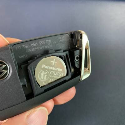 Tiguan_remote_battery {caption: 티구안 스마트키 배터리}
