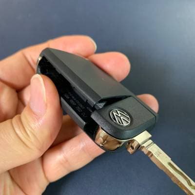 Tiguan_remote_battery_cover {caption: 티구안 스마트키}