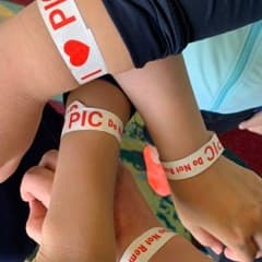 pic_wrist_bands {caption: 워터파크 팔찌}