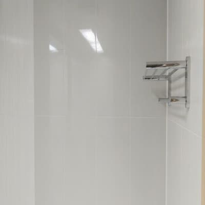 tile_wall {caption: 다 깨져버린 벽 타일}